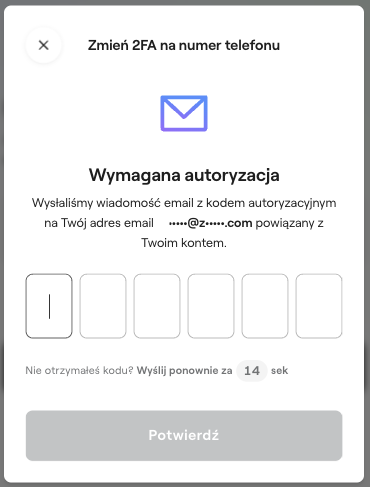 Zrzut ekranu z aplikacji zondacrypto, na którym pojawia się wyskakujące okno z napisem „Zmień 2FA na numer telefonu”. Pod nim widnieje ikona koperty oraz nagłówek „Wymagana autoryzacja”. Poniżej znajduje się informacja o wysłaniu wiadomości e-mail z kodem autoryzacyjnym na adres e-mail powiązany z kontem. Jest też pięć pól do wpisania kodu i przycisk „Potwierdź”.